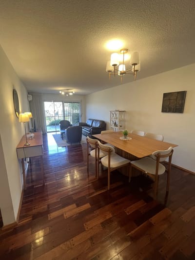 ALQUILER AMUEBLADO EN CARRASCO SUR DE 2 DORMITORIOS Y 2 BAÑOS, TERRAZA Y JARDIN, COCHERAS, PORTERIA, CALEFACCION CENTRAL