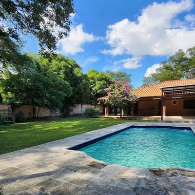 EN VENTA CASA A REFACCIONAR AMPLIO PATIO ARBOLADOS EN SAN BERNARDINO