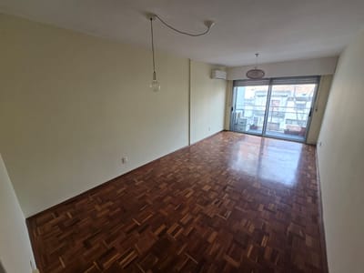 ALQUILER | Apartamento de 2 dormitorios con balcón y garage en Pocitos