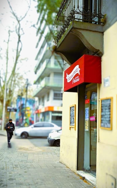 Local comercial en alquiler sobre Av. Rivera en Esquina