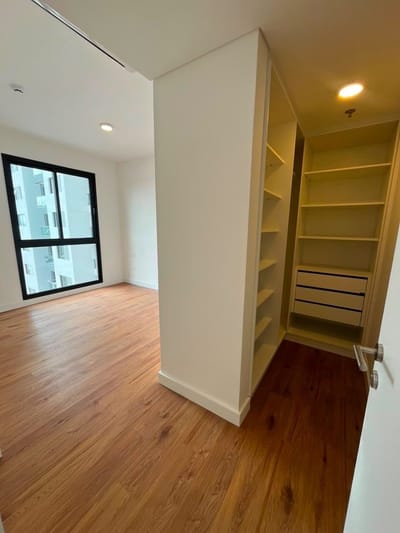 En alquiler departamento de 3 habitaciones Zona Shopping Mariscal Lopez 