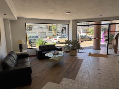Alquiler de precioso Apartamento de dos Dormitorios, dos Baños y Garaje ubicado en Punta Carretas, en Edificio con piscina y gimnasio