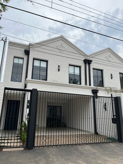 DUPLEX EN VENTA ESTILO BRITANICO | LUQUE, VILLA ADELA