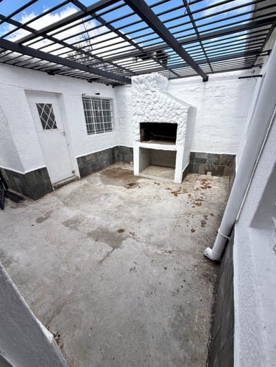 Alquilo muy lindo apartamento de 2 dormitorios y patio con parrillero próx a 8 de Octubre y Larravide.