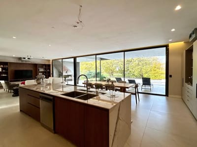 Casa en venta con renta en la Tahona - Excepcional Diseno y Calidad