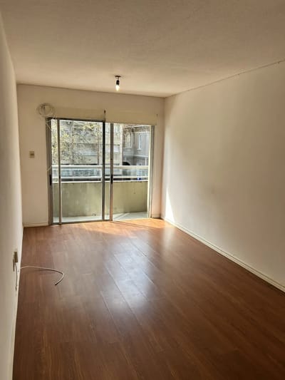 ALQUILER EN POCITOS, MONO AMBIENTE EN PISO 2 AL FRENTE, BARBACOA, GASTOS BAJOS