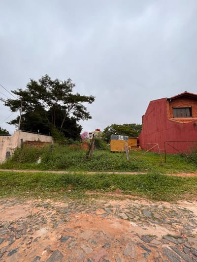 OFERTA ÚNICA: Terreno de 391 m² en Mburucuyá, barrio residencial y tranquilo. Precio: USD 200.000.
