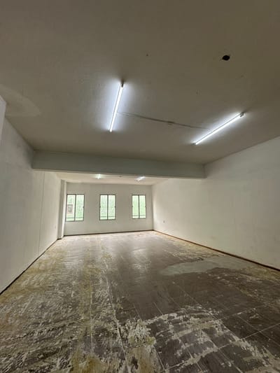 Alquiler de Imponente Local Comercial en 3 Plantas | 193 m² al Frente | Colón y Sarandí (Ciudad Vieja)