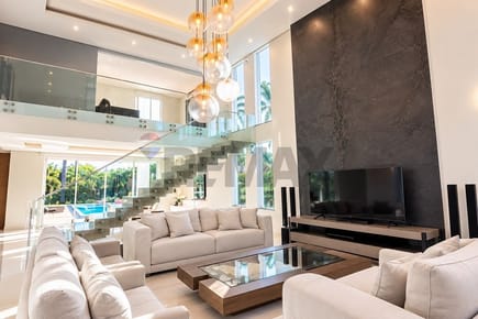 IMPONENTE CASA AMOBLADA ZONA YACHT