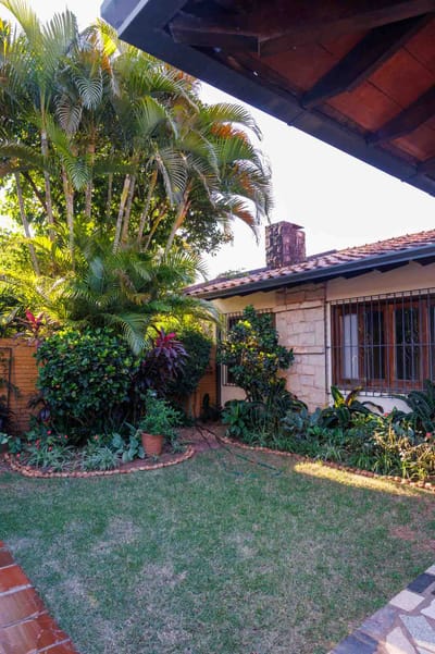 Casa con amplio terreno (600m2), piscina y quincho