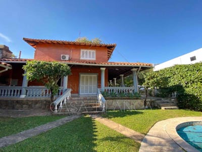 Exclusiva Casa en Venta: Ubicación Privilegiada a Solo 6 Cuadras de la Vibrante Avenida Guillermo Nauman.