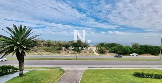 Departamento en venta en Arenas Blancas con vista al mar.