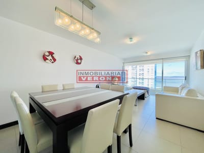 Apartamento de 2 Dormitorios, Vista al Mar y Parrillero en Playa Mansa, Venta