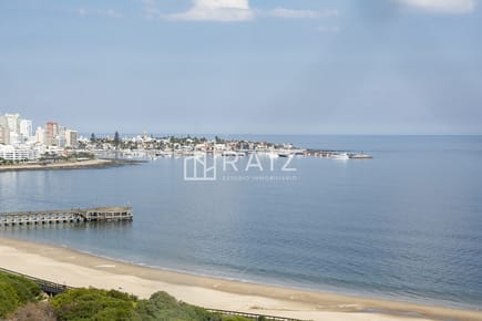 Departamento de 3 dormitorios en venta frente a Playa Mansa, Coral Tower