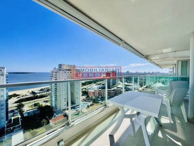 Apartamento con Vista al Mar de 2 Dormitorios a Una Cuadra de la Playa, Punta del Este