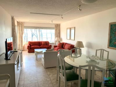 En venta apartamento 2 dormitorios, 2 baños, con servicios frente al mar, playa Mansa, Punta del Este