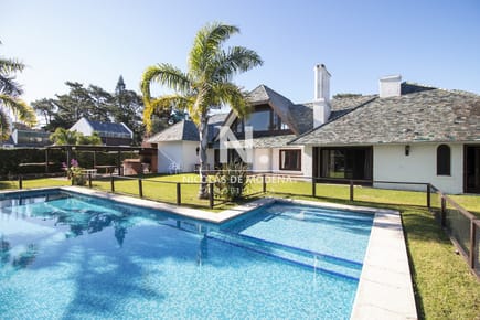 Venta de casa de 4 dormitorios más dependencia y hermosa piscina con gran parque en Playa Mansa, Punta del Este
