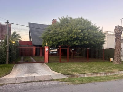 Venta De Casa De 3 Dormitorios Con Casa Independiente De 1 Dormitorio Al Fondo En Barra De Carrasco