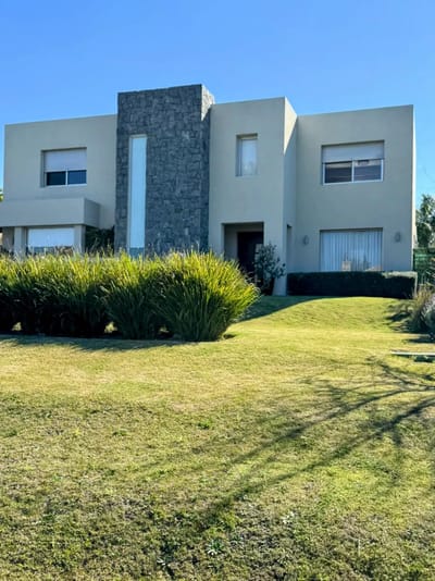 Muy Linda Casa en Lomas de la Tahona