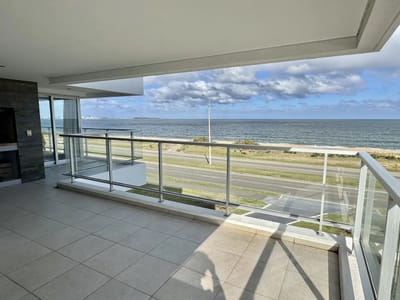 Apartamento de 4 dormitorios en alquiler en Playa Mansa, edificio Ville de Mer