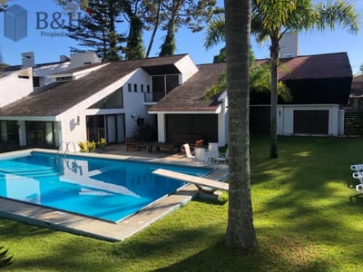 Excelente Casa de 7 Dormitorios, Piscina, Barbacoa y Dependencia en Punta del Este