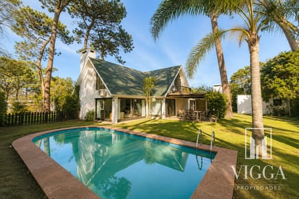 Casa En Venta de 5 dormitorios con piscina