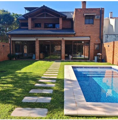 *VENDO IMPORTANTE RESIDENCIA EN ZONA SUPER RESIDENCIAL DE BARRIO MBURUCUYA
