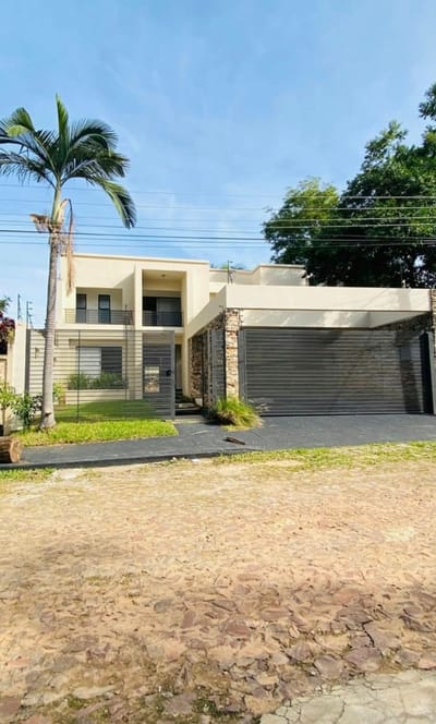 HERMOSA CASA DE 4 DORMITORIOS EN BARRIO MBURUCUYA