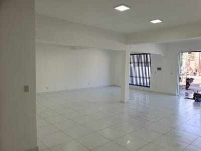 SALÓN COMERCIAL SOBRE LA AVDA. ARTIGAS C/ MOLAS LOPEZ.