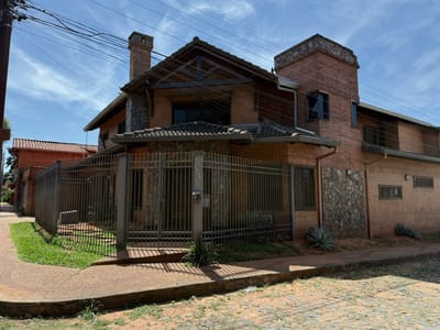 Casa de Estilo Rústico Moderno con Piscina y Chimenea - Mburucuyá - 400.000 USD