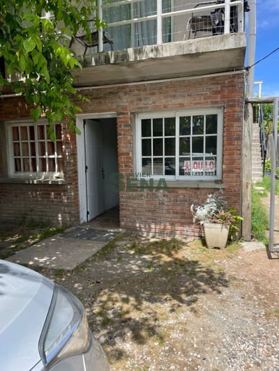 Alquiler de apartamento en planta baja de 2 dormi, baño en Barrio San Fernando.