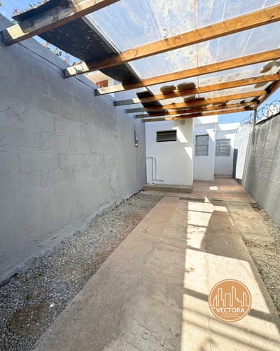 ALQUILA PH TIPO CASITA DE 1 DORMITORIO CON COCHERA AL FRENTE / PARQUE BATLLE LÍMITE BUCEO