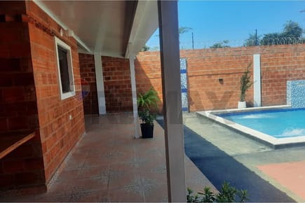 ¡Oportunidad Única! Espectacular Casa Quinta en Ñemby, a solo 2 cuadras de Acceso Sur – Tu Oasis de Tranquilidad y Confort.