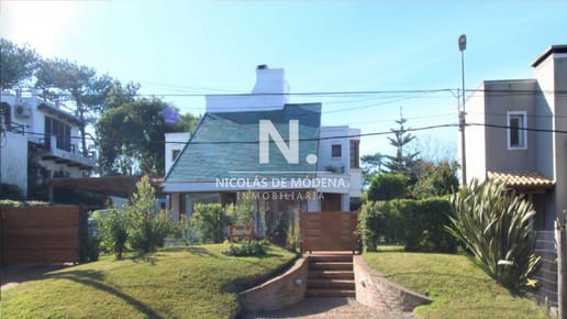 Casa en venta en playa Brava a solo 100 mts del mar. 4 dormitorios + dep.