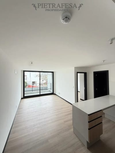 Apartamento en alquiler, 1 dormitorio, 1 baño, balcón, garaje. Parque Batlle.