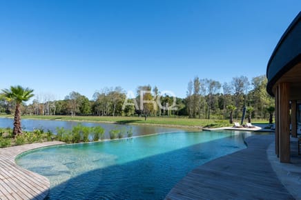 AURA Punta del Este: Tu refugio exclusivo entre el bosque, las lagunas y el Golf.