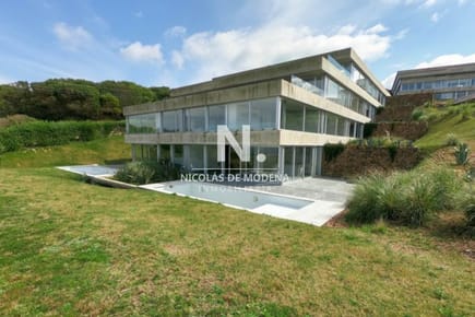 Vende apartamento con vista al mar en Punta Ballena de 3 dormitorios.