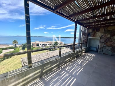 Vende apartamento en Punta Ballena frente al mar