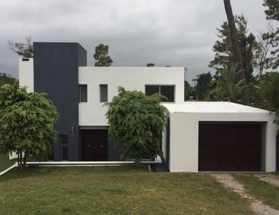 Venta en Pinares, 4 Dormitorio, 4 baños, pileta, 2 cuadras del Mar, a estrenar.