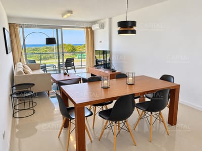 Apartamento de tres dormitorios en suite en primera línea de Playa Brava