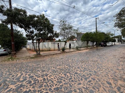 Oportunidad de Inversión: Propiedad con Potencial de Demolición o Refacción en Barrio Los Laureles.