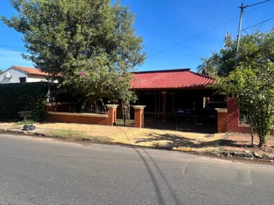 En venta casa en el corazón de Los Laureles