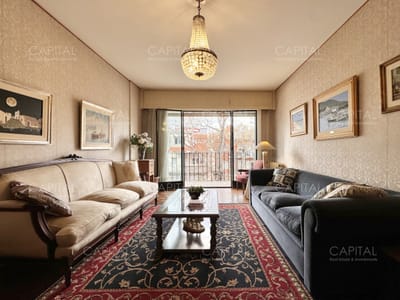 Venta de apartamento de tres dormitorios y servicio en Pocitos nuevo.
