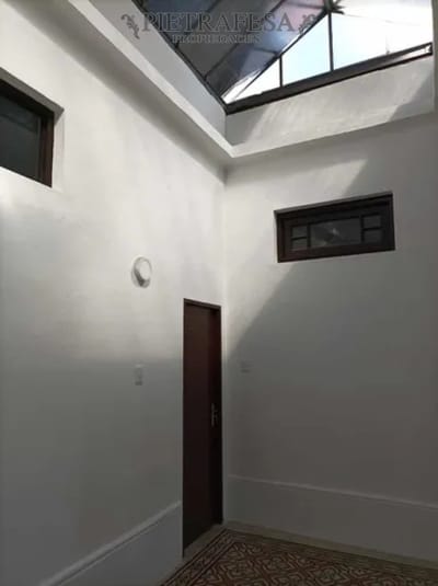 Casa en venta con renta, 5 dormitorios, 1 baño, patio, cochera. Cordón.