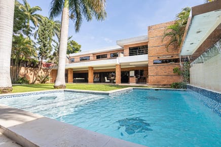 EXCLUSIVA RESIDENCIA EN VENTA  - BARRIO MCAL .ESTIGARRIBIA