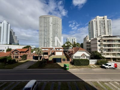 Apartamento en venta en Edificio Cap Bretón  Av. Roosevelt y Av. Biarritz
