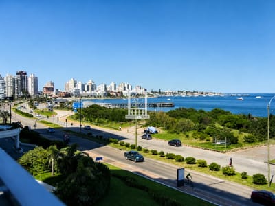 Esquinero en venta con vista al mar, primera fila
