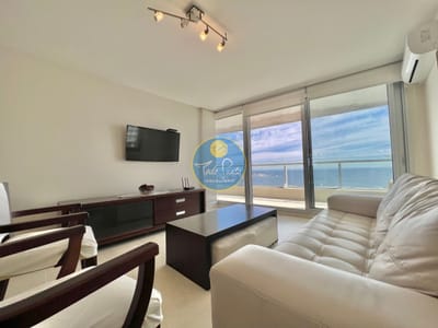 Apartamento en alquiler temporario Playa Mansa 2 dormitorios SEASONS TOWER