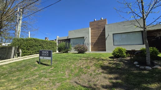 Casa Venta 3 Dormitorios 2 Baños, Piscina Excelente ubicación en San Francisco - LOS CISNES