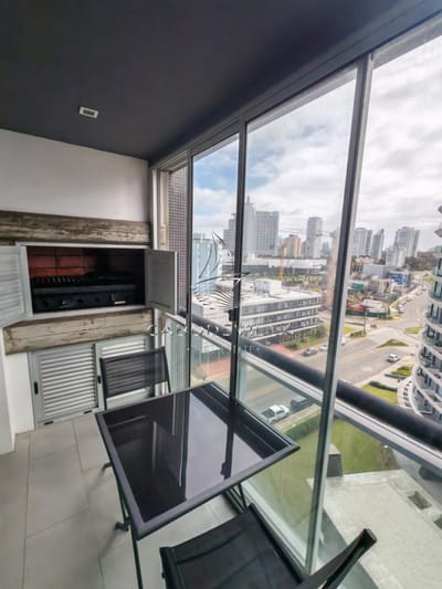 En venta y alquiler anual departamento en Punta del Este